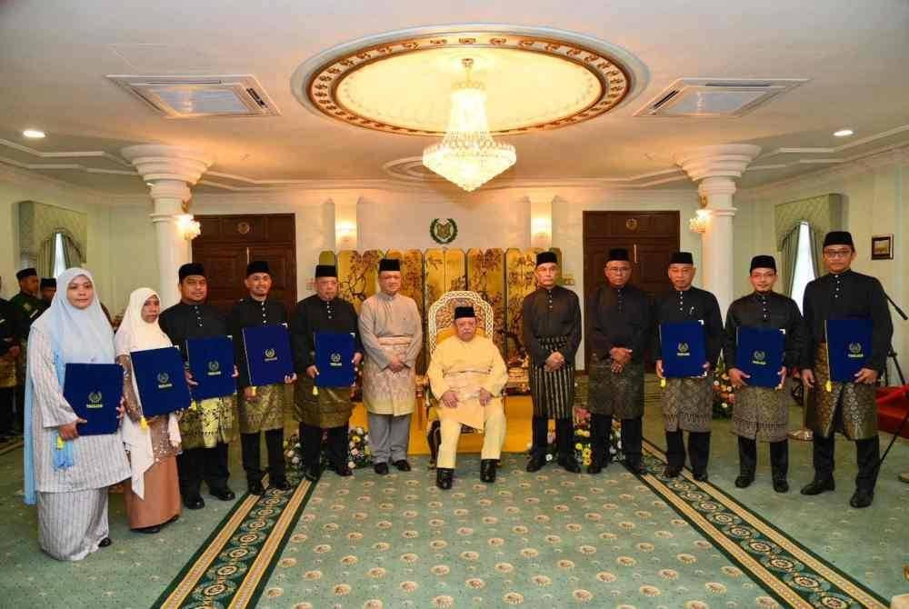 Raja Perlis, Tuanku Syed Sirajuddin Putra Jamalullail berkenan mencemar duli ke Majlis Istiadat Pelantikan dan Mengangkat Sumpah Jawatankuasa Ahli-Ahli Majlis Mesyuarat Kerajaan Negeri di Bilik Hijau, Istana Arau pada Isnin. FOTO PEJABAT SUK PERLIS