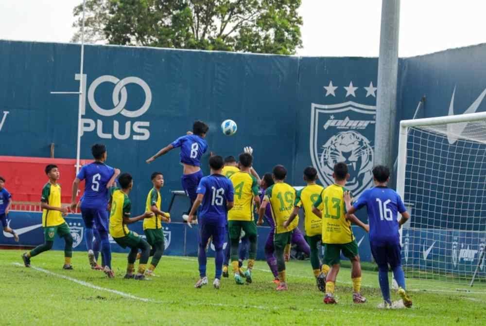 Antara aksi menarik perlawanan suku akhir Liga Piala Menteri Pendidikan Malaysia B14 2024.