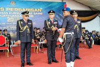 Armizan (tengah) menyampaikan anugerah kepada kadet kursus keseluruhan terbaik.