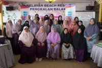 Dr Azizah (duduk, tengah) dan Nuratikah (dua, kiri) bersama penggerak Rumah Ngaji di Melaka yang menyertai retreat PRNUIM di Masjid Tanah.