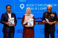 Fadhlina Sidek bersama Ketua Pengarah Pendidikan Azman Adnan (kiri) dan Wan Hassan bergambar pada Majlis Peluncuran Kit Duta Sahsiah Peringkat Kebangsaan Tahun 2024 di Pusat Konvensyen HGH Sentul hari ini. Foto Bernama