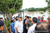 Al-Sultan Abdullah bercemar duli melihat sendiri operasi mencari dan menyelamatkan mangsa pada Isnin. Foto FB Kesultanan Pahang