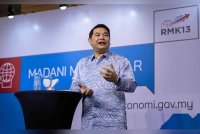 Rafizi ketika berucap pada Sesi Libat Urus Rancangan Malaysia ke-13 (RMK-13) bersama Menteri Ekonomi di sini hari ini. Foto Bernama