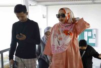 Empat kereta mewah Hasmiza (kanan) atau lebih dikenali sebagai Datuk Seri Vida disita oleh Mahkamah Tinggi Kuala Lumpur di rumahnya di Meru pada Isnin.