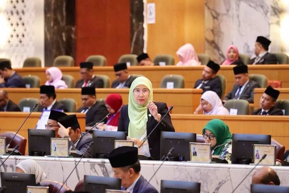 Hasrunizah pada sesi perbahasan di DUN Johor di Bangunan Sultan Ismail, Kota Iskandar.