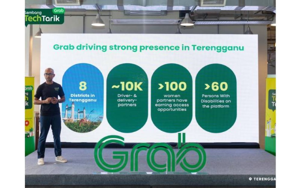 Pengarah Operasi dan Mobiliti Negara Grab Malaysia, Rashid Shukor menunjukkan laporan prestasi Grab Malaysia pada sesi TechTarik di Terengganu Digital 1303, pada Selasa.