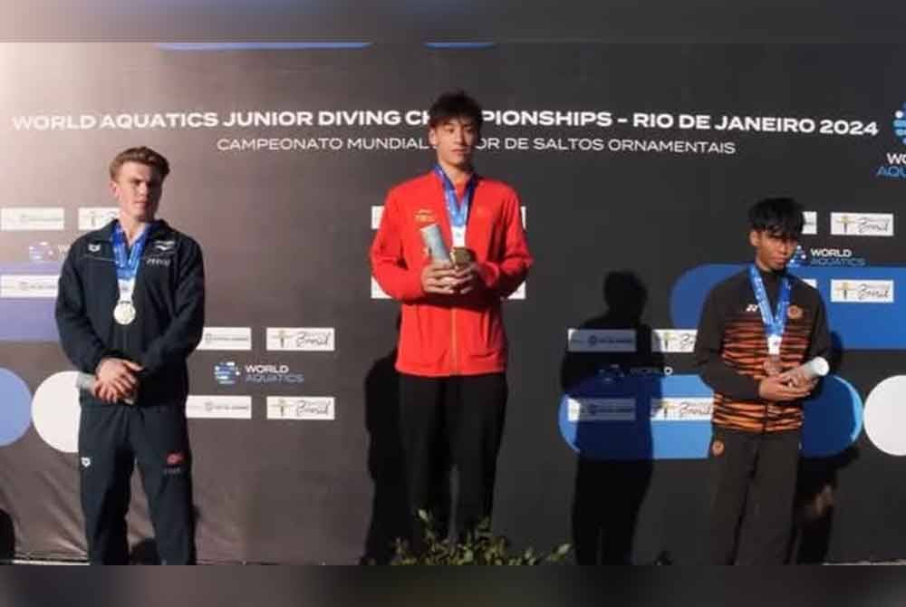 Nurqayyum Nazmi (kanan) menamatkan kemarau 18 tahun Malaysia menaiki podium pada Kejohanan Terjun Remaja Dunia 2024.