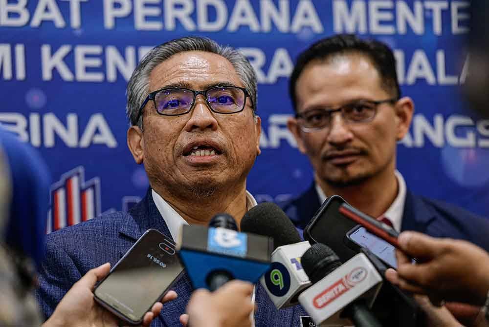 Shamsul Azri ketika dtemui selepas menyampaikan ucaptama bertajuk ‘Taat Setia Reformasi Penjawat Awam’ pada Seminar Kenegaraan Malaysia MADANI: Taat Setia anjuran Akademi Kenegaraan (AKAM) di sini hari ini. Foto Bernama