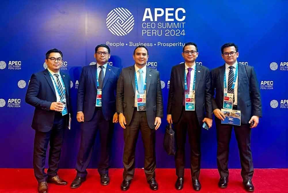 Ahmad Farhan (tengah) bersama rakan-rakan delegasi sebelum Sidang Kemuncak APEC 2024. Foto FB Farhan Fauzi