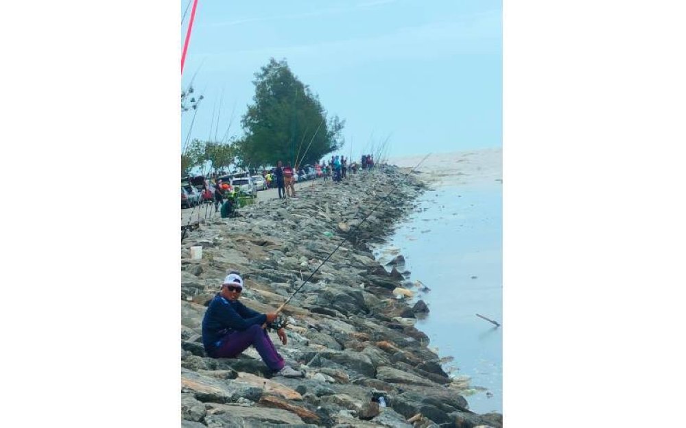 Kawasan memancing di Pantai Berembang.