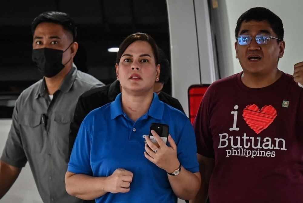 Sara Duterte (tengah) pada Selasa menafikan beliau berkomplot untuk membunuh Presiden Ferdinand Marcos Jr. Foto AFP