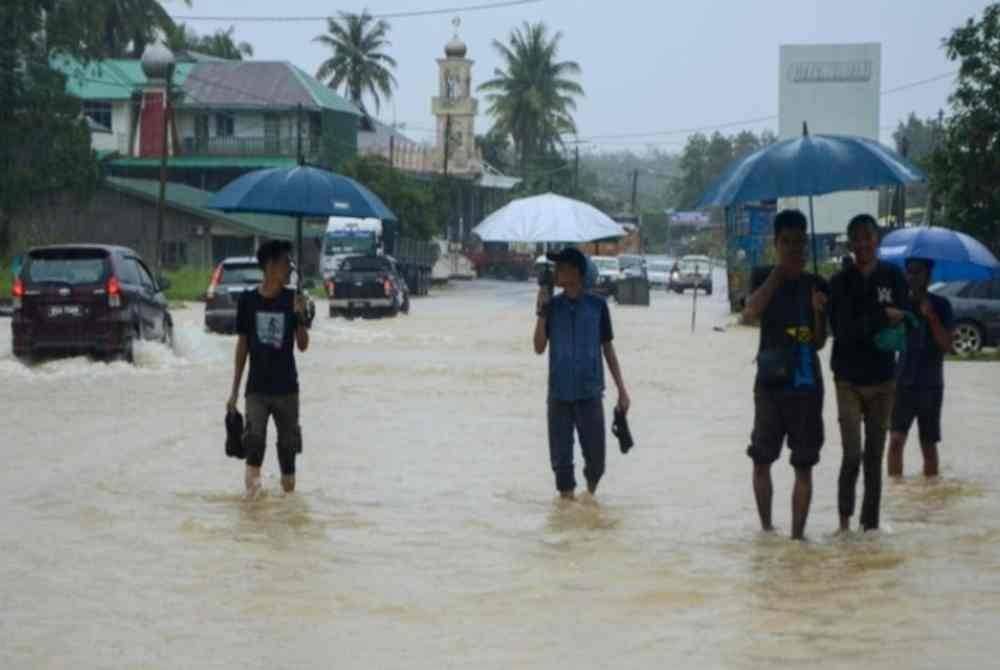 Penduduk mengharapkan pihak berwajib segera membina parit yang lebih sistematik kerana situasi air melimpah semakin kerap berlaku setiap tahun. Foto Bernama