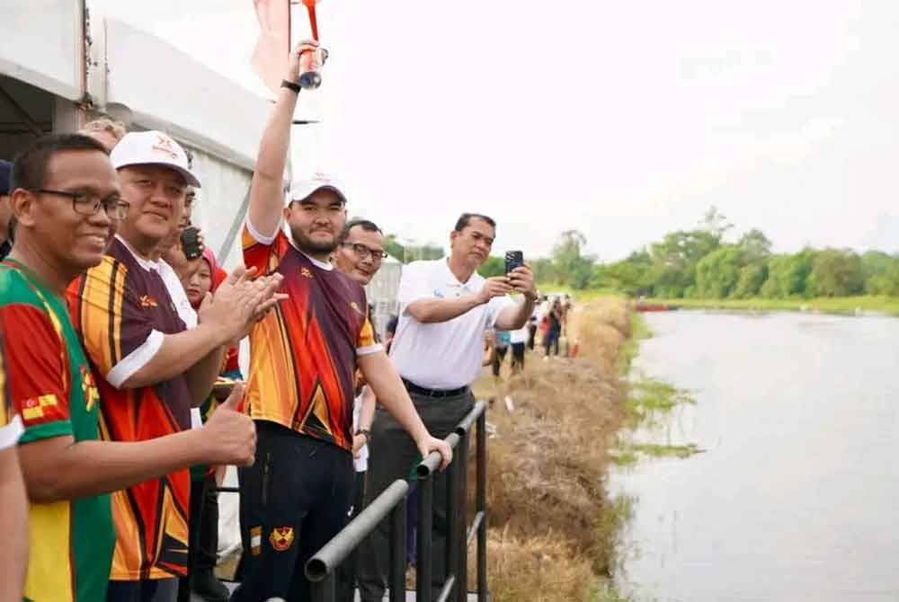 Tengku Amir (tiga kiri) diiringi Rizam (dua dari kiri) membuat pelepasan acara air semasa Karnival Ban Canal di Parit 14, Simpang Lima pada Selasa.