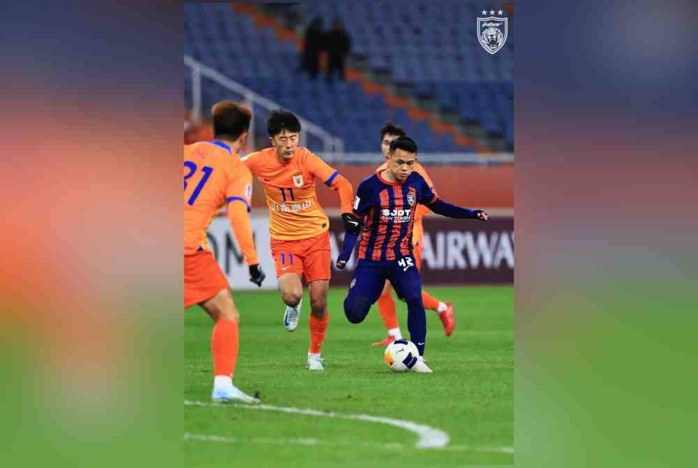 Arif Aiman Hanapi cuba melepasi kawalan pemain pertahanan Shandong, Liu Yang dalam aksi Zon Timur ACLE di Stadium Olimpik Jinan. Foto Johor Southern Tigers