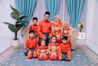 Norhaziantie Zailani (dua dari kanan) bersama keluarga serta anak-anak arwah abangnya.