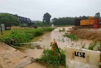 Kira-kira 200 penduduk Kampung Batu 6, Gua Musang terperangkap setelah jambatan yang merupakan satu-satunya laluan ke kampung itu ditenggelami air. Foto orang awam