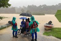 Anggota Angkatan Pertahanan Awam (APM) memantau keadaan banjir di Kampung Tanjung Kala. Foto APM Kuala Krai