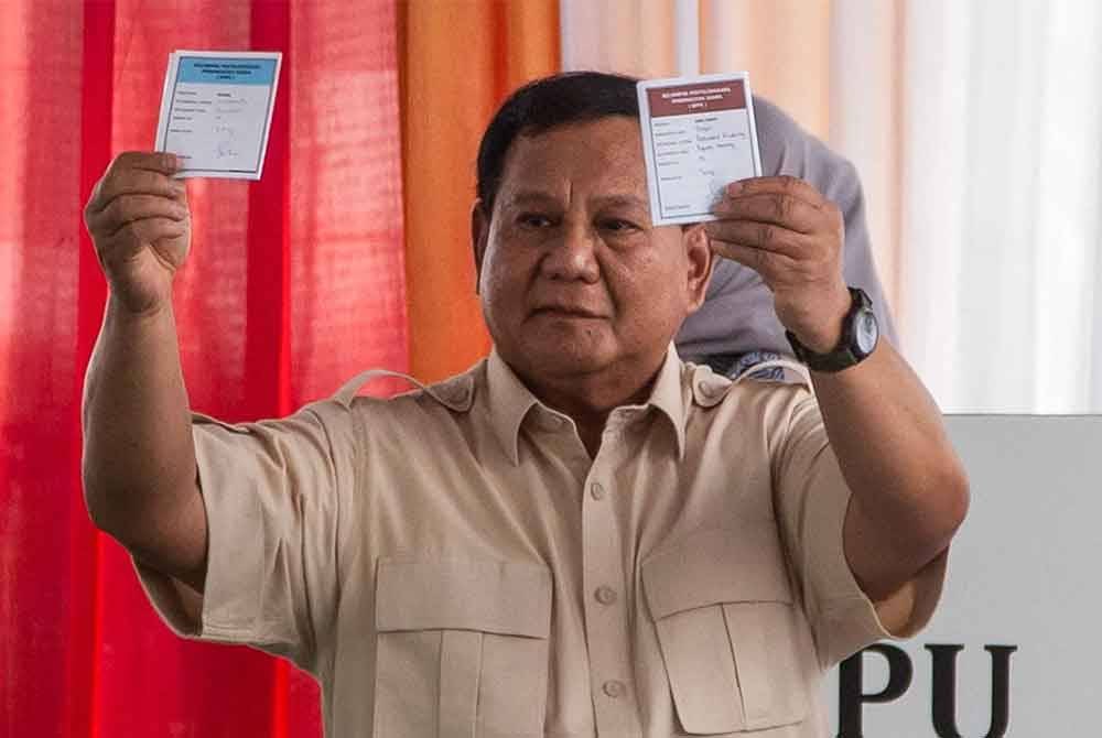 Presiden Indonesia, Prabowo Subianto menunjukkan kertas undi di Bogor, Jawa Barat pada Selasa. Foto AFP