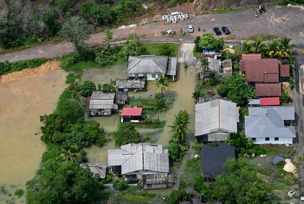 Mereka yang berada di kawasan berisiko banjir dinasihatkan mengutamakan keselamatan dan mematuhi arahan pihak berkuasa. Foto Bernama