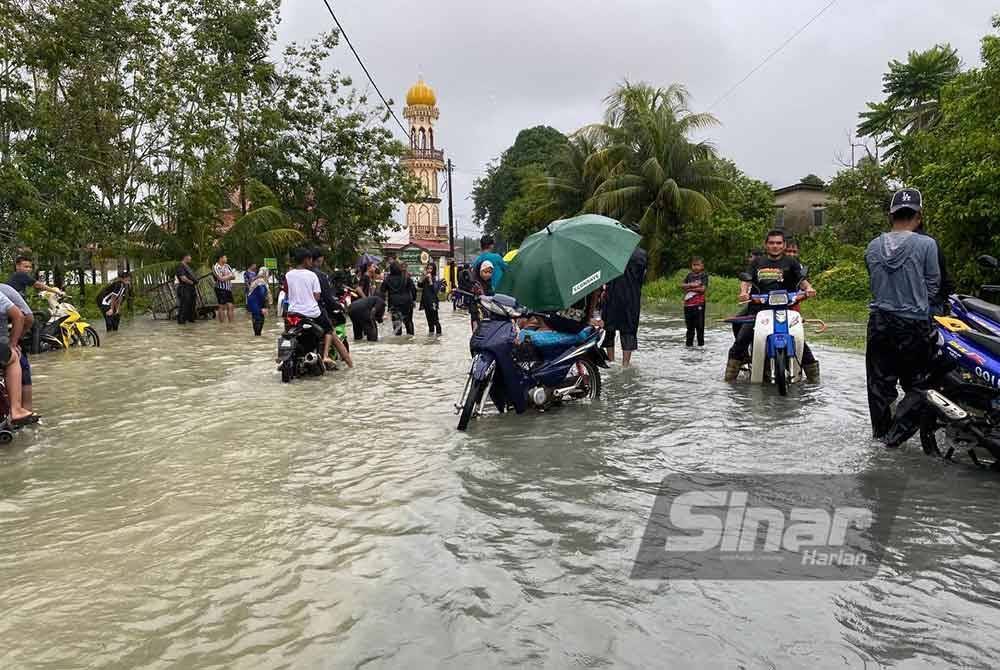 Penduduk di Kampung Banggol Pak Esah, Pasir Puteh mendakwa banjir teruk yang melanda berpunca daripada ECRL menyebabkan air naik terlalu cepat selain lambat surut.