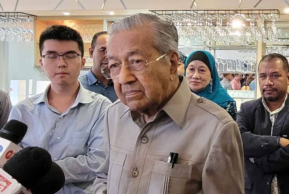 Tun M dalam sidang akhbar selepas majlis Pelancaran Buku Idealis: Syed Hamid Albar di Kuala Lumpur pada Rabu.