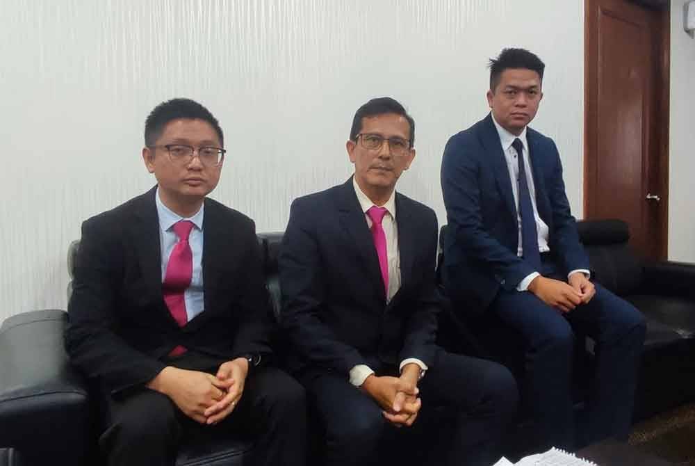 Bau Wong (tengah) bersama Swee Leong (kiri) dan Adam Loh (kanan) pada sidang media selepas Sidang Dewan Undangan Negeri (DUN) Kedah di Wisma Darul Aman, pada Rabu.