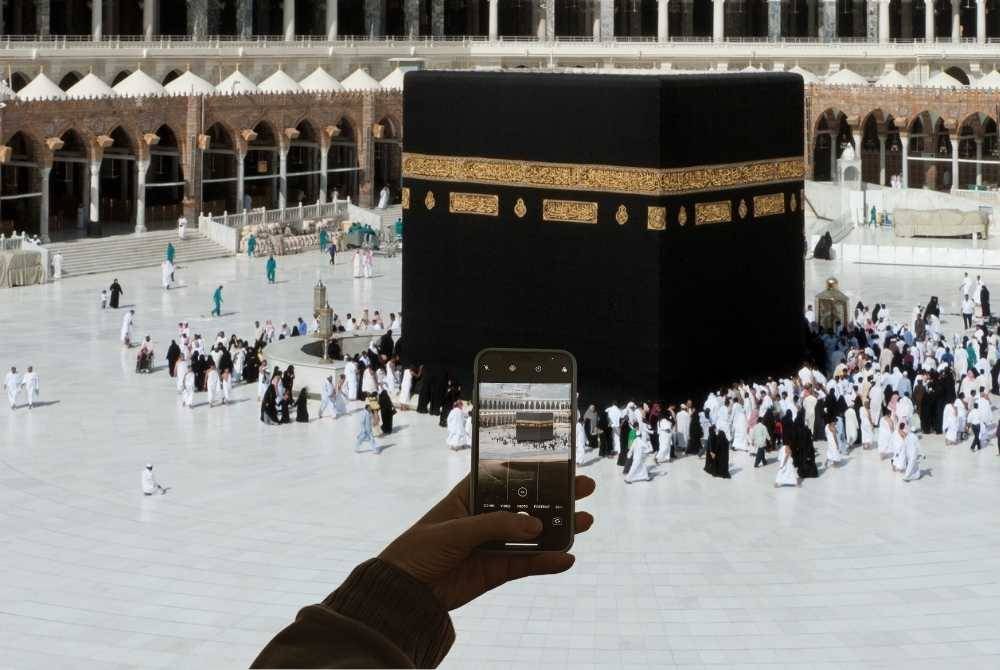 ELAKKAN diri daripada merakam gambar atau video ketika melakukan tawaf dan sai. - Foto: CANVA