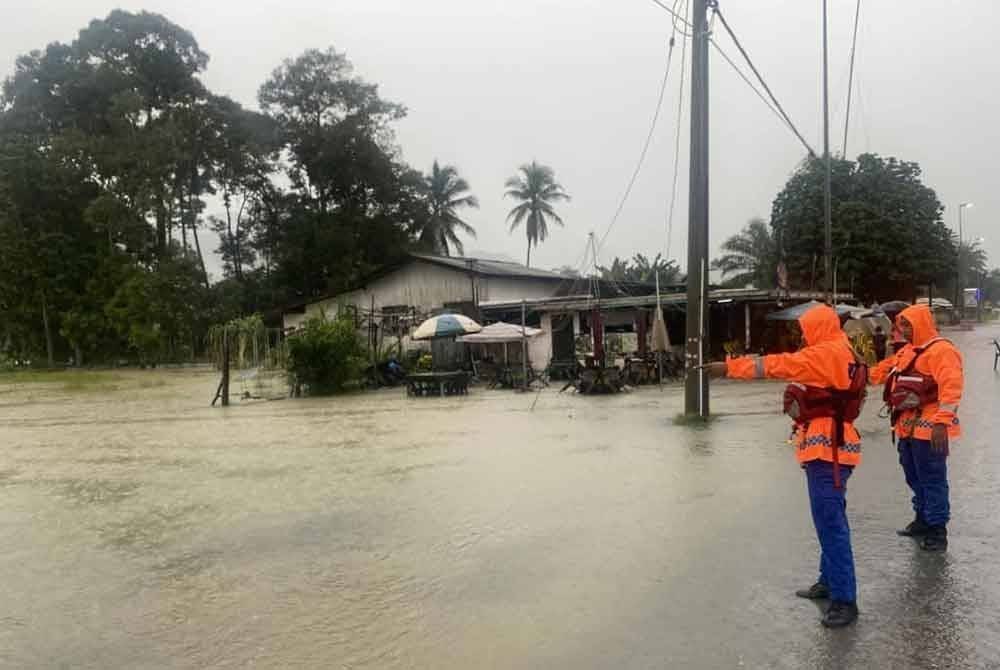 Angkatan Pertahanan Awam Malaysia (APM) melakukan pemantauan kawasan dilanda banjir di Setiu. Foto APM Terengganu