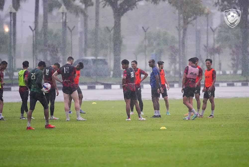 Victor bersama pemain KDA FC pada sesi latihan walaupun dalam keadaan hujan bagi persiapan menghadapi KL City di Cheras pada 1 Disember ini. FOTO KDA FC