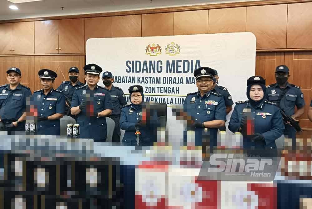 Norlela (depan, tiga dari kanan) menunjukkan minuman keras yang dirampas JKDM kerana dipercayai tidak berkastam dan diseludup masuk ke negara ini. FOTO SINAR HARIAN - HISYAMUDDIN AYUB.