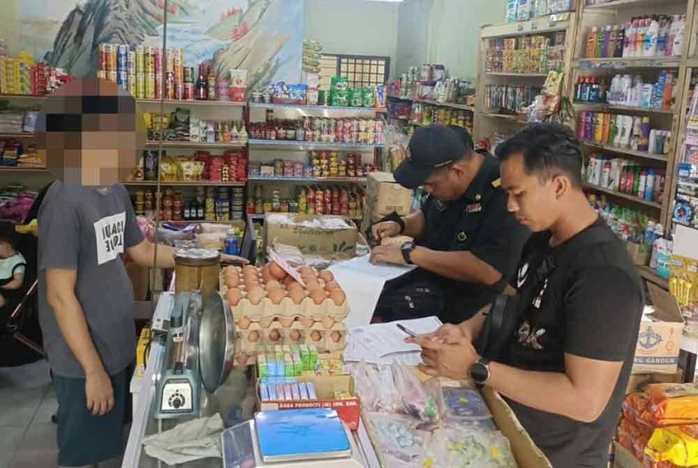 Pegawai KPDN Perak mengambil tindakan terhadap sebuah premis di Sitiawan selepas didapati menyorok dan menjual minyak masak peket 1kg kepada pelanggan tertentu. Foto ihsan KPDN Perak