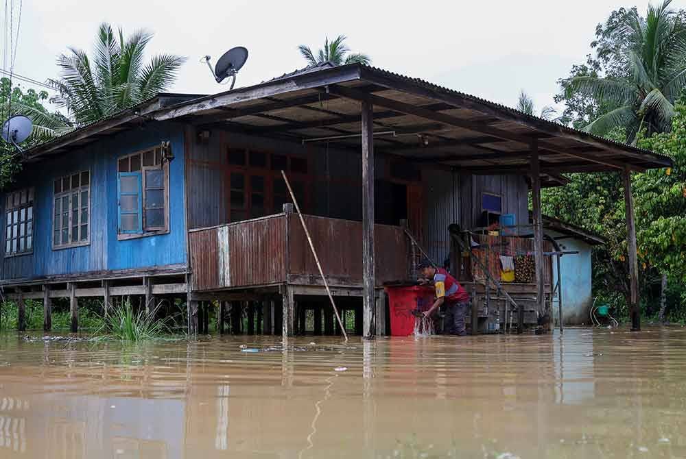 Antara rumah penduduk yang ditenggelami banjir ekoran hujan lebat semasa tinjauan di Kampung Matang pada Rabu. Foto Bernama