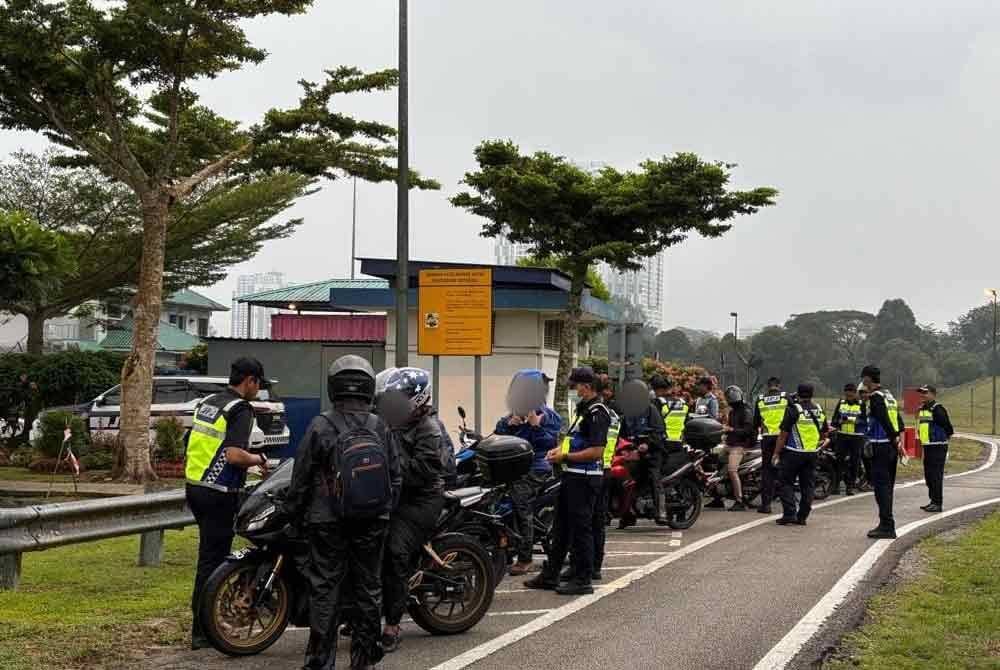 Sebahagian penunggang motosikal yang diperiksa dalam Ops Khas berkenaan. - Foto JPJ Johor