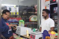 Warga asing terus merebut peluang, berniaga dari bawah hingga melonjak tanpa sebarang bantuan kewangan atau inisiatif kerajaan.