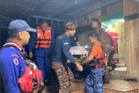 APM dan JBPM berganding bahu menyelamatkan mangsa banjir yang uzur.