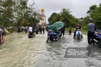 Penduduk di Kampung Banggol Pak Esah, Pasir Puteh mendakwa banjir teruk yang melanda berpunca daripada ECRL menyebabkan air naik terlalu cepat selain lambat surut.