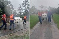 Angkatan APM Kuala Krai terpaksa meredah banjir sedalam dua meter sejauh satu kilometer untuk membawa jenazah dari Taman Sri Nal ke Tanah Perkuburan Islam Mukim Batu Jong, Kuala Krai pada Rabu. Foto APM