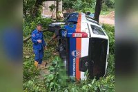 Dua anggota Angkatan Pertahanan Awam Malaysia (APM) Bachok berdepan detik cemas apabila trak pikap jenis Nissan Navara yang dinaiki berpusing lalu terbabas ketika dalam perjalanan untuk operasi menyelamat mangsa banjir di Bukit Temalong, Gunong di Bachok pada Rabu.