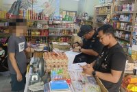 Pegawai KPDN Perak mengambil tindakan terhadap sebuah premis di Sitiawan selepas didapati menyorok dan menjual minyak masak peket 1kg kepada pelanggan tertentu. Foto ihsan KPDN Perak