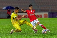 Pemain Sabah FC Farhan Roslan (kanan) diasak pemain PT Athletic FC Fendi Othman (kiri) pada saingan Piala Malaysia 2024/2025 di Stadium Bola Sepak Kuala Lumpur hari ini. - Foto Bernama