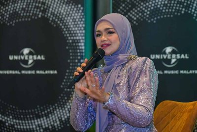 Siti Nurhaliza tidak mengendahkan sebarang kecaman negatif yang mempersoalkan pemberian gelaran Biduanita Negara kepadanya. Foto Bernama