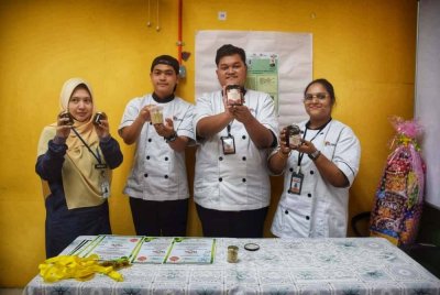 Dari kanan; Sivaneswary, Muhammad Hazim, Shahril dan Noraihan bersama produk sapuan coklat berasaskan biji cempedak.