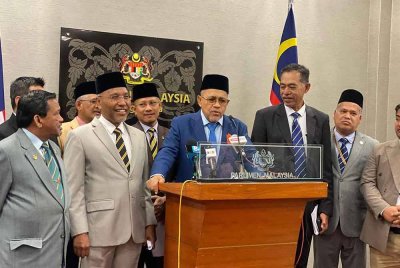 Shahidan bercakap pada sidang media bersama ahli-ahli Parlimen PN di Parlimen pada Rabu.