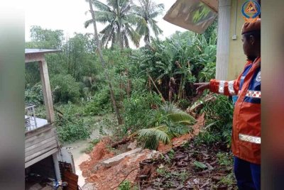 Berlaku runtuhan tanah sepanjang 60 dan 30 meter ke bawah. Foto ihsan APM