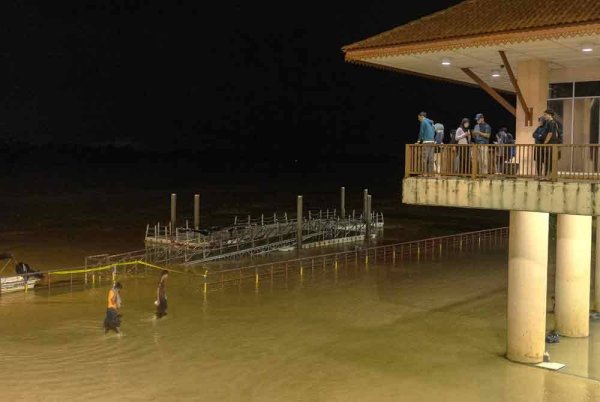 Keadaan Sungai Kelantan berhampiran Tambatan Diraja yang mula melepasi paras bahaya ketika tinjauan Bernama di sini pada Rabu. Foto Bernama