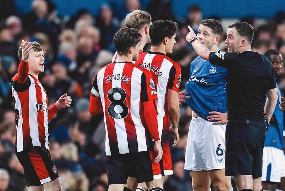 Insiden kad merah Norgaard di Stadium Goodison Park pada Sabtu lalu.