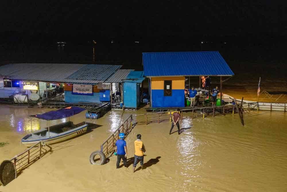 Keadaan Sungai Kelantan berhampiran Tambatan Diraja yang mula melepasi paras bahaya ketika tinjauan Bernama di sini pada Rabu. Foto Bernama