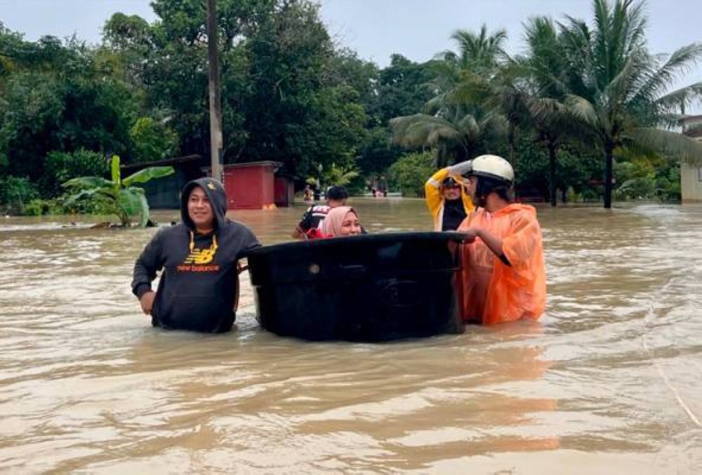 Mohammad Shaher bersama beberapa rakan mengambil inisiatif mencari tangki air bagi mengangkut keluar ibu yang kesejukan akibat rumah mereka dimasuki air sedalam dua meter.