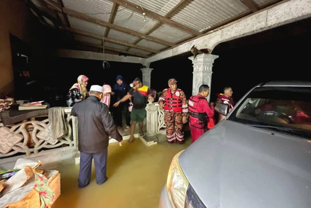 Pasukan penyelamat membantu memindahkan mangsa banjir di Kampung Apal, Jertih di Besut ke PPS di Dewab Sivik kampung berkenaan pada malam Rabu.