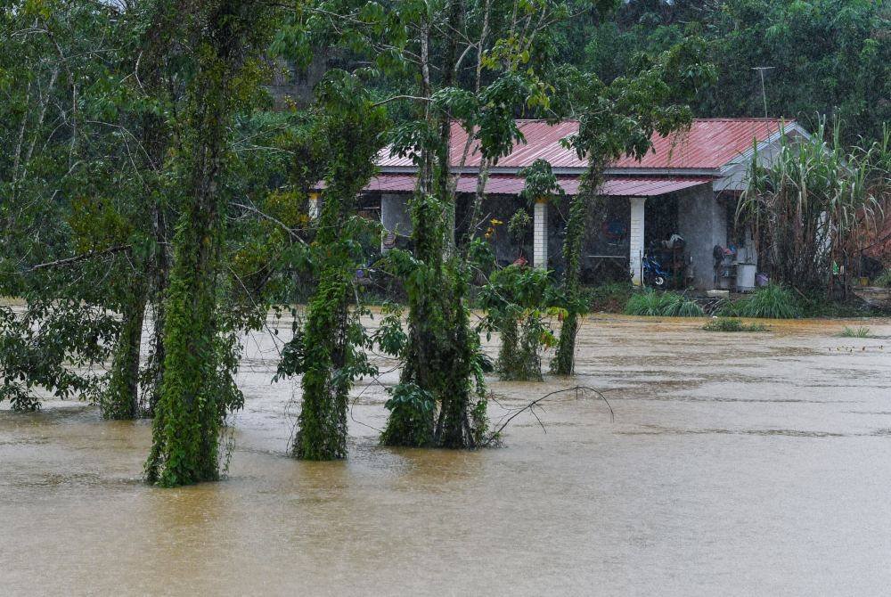 TNB menasihatkan orang ramai agar sentiasa waspada dengan hujan lebat dan keadaan berisiko banjir dengan menjauhi pepasangan elektrik yang terendam air banjir kerana dikhuatiri berlakunya kebocoran arus. Foto Bernama